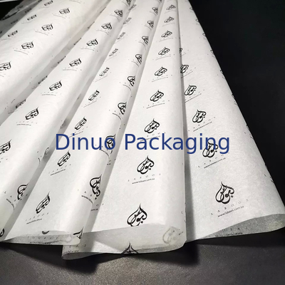 Papieren zakdoekje van wit en goudkleurig metaal met merknaam voor damestas/sieraden