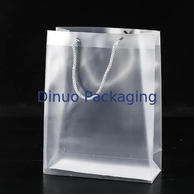 Kledingstuk die de Duidelijke Verpakkende Zakken van pvc met Plastic Knoop en Hand inpakken